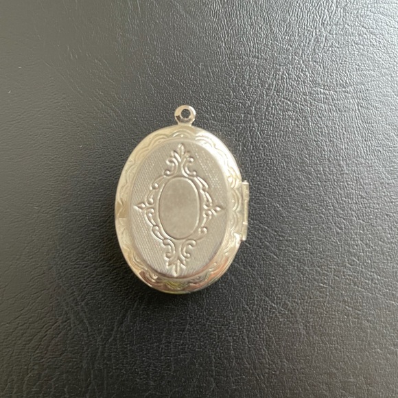 Praying hands locket - Picture 2 of 4